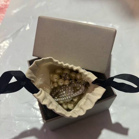 Vivienne Westwood Cream Pearl and Silver Necklace - Picture 5 of 5